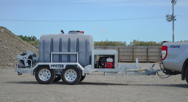 Aquamaster-2000 water pump connected to 4x4 vehicle, side view