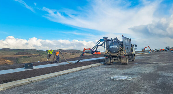 Workers using the HydroMaster2000 for non-destructive digging